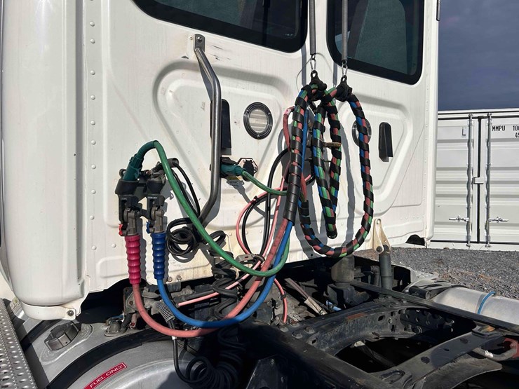 2020-freightliner-cascadia-single-axle-road-tractor-image-9