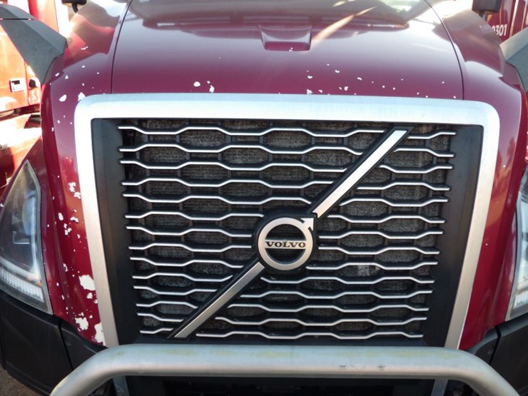 2021-volvo-vnl-300-image-3