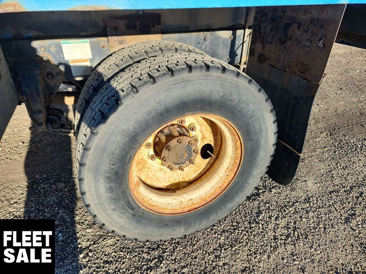 2008-freightliner-m2-106-image-12