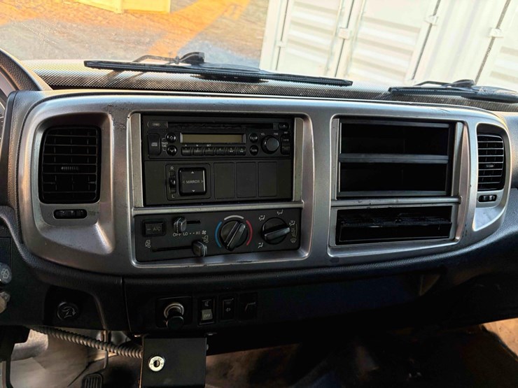 2011-hino-268-image-12