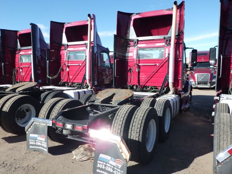 2021-volvo-vnl-300-image-10