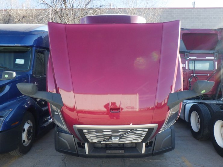 2021-volvo-vnl-300-image-18