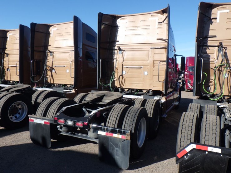 2022-volvo-vnl-760-image-8