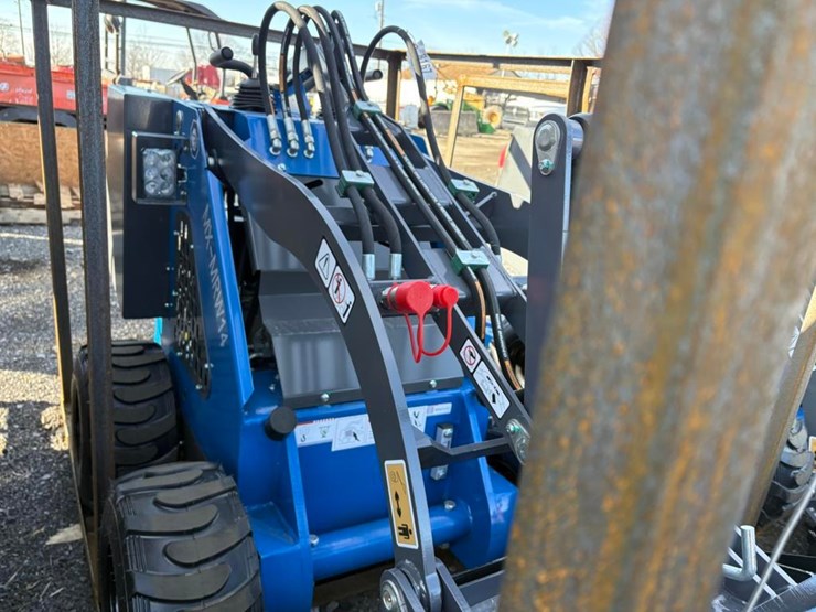 agt-compact-track-loader-image-4