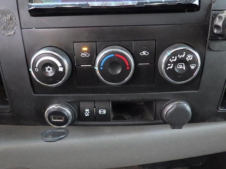 2012-chevrolet-3500-image-29