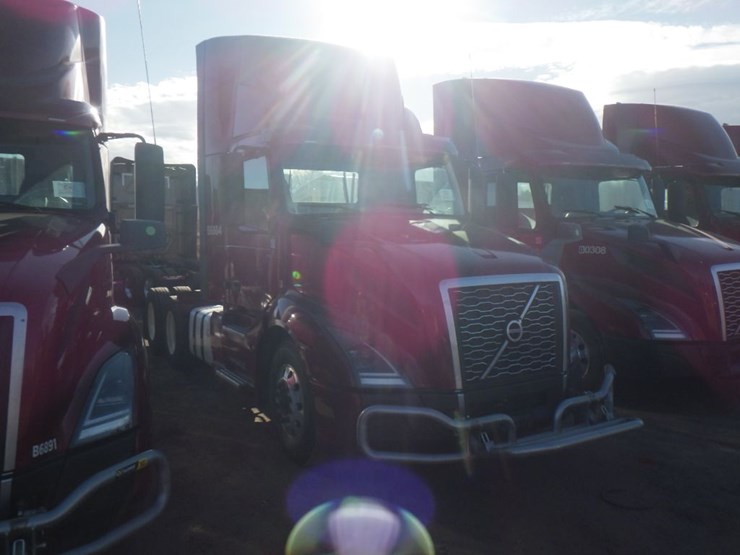 2022-volvo-vnl-300-image-3