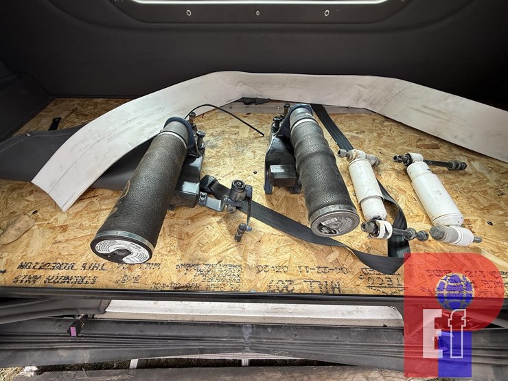 36-peterbilt-sleeper-w/-air-ride-components-image-7