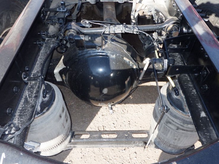 2021-volvo-vnl-300-image-12