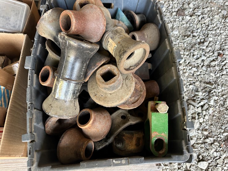 #35889-•-lot-of-disk-spacers-and-other-parts-image-2