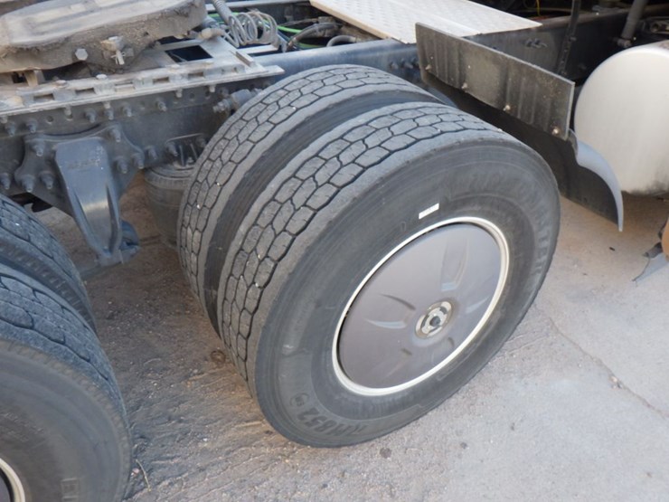 2023-freightliner-cascadia-126-image-6