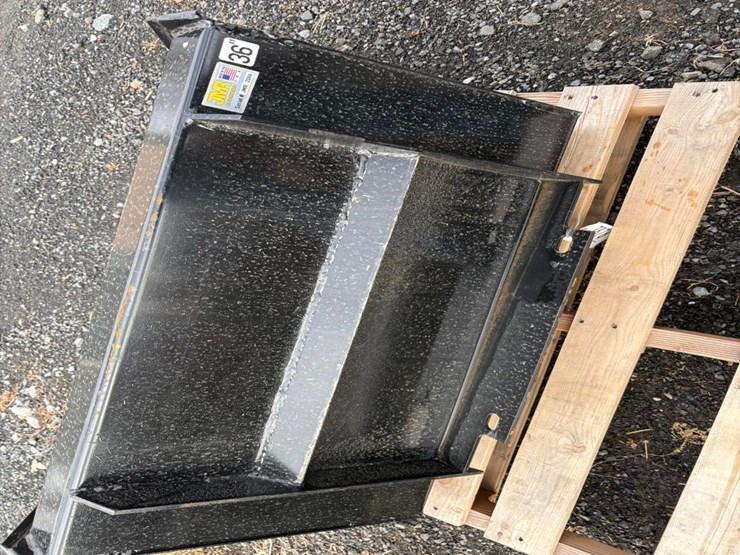 (new)-36in-dingo-bucket-image-3