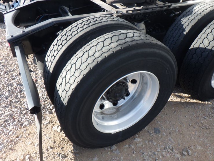 2022-freightliner-cascadia-126-image-9