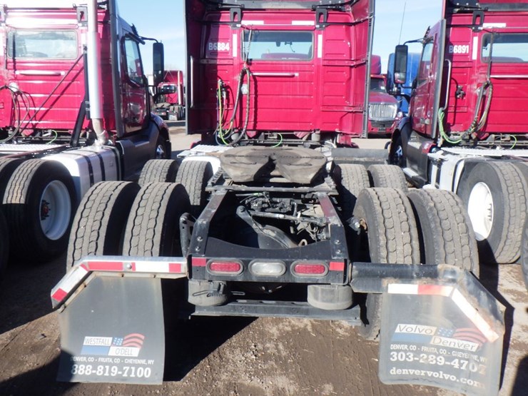 2022-volvo-vnl-300-image-8