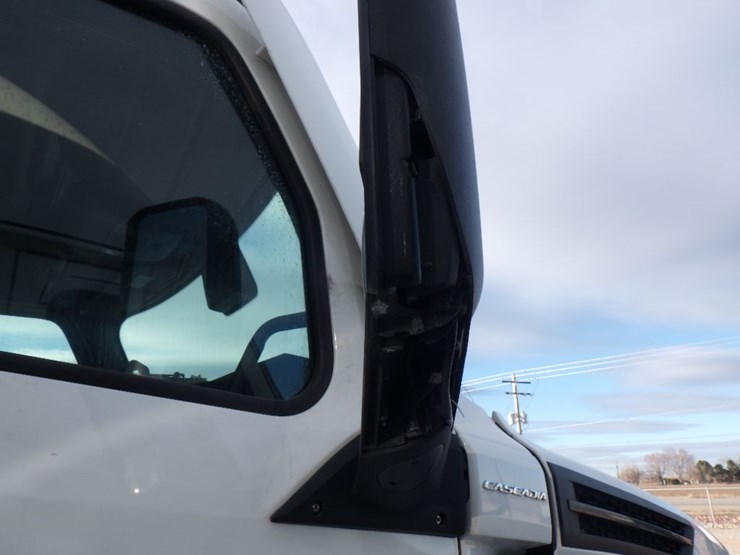 2022-freightliner-cascadia-126-image-5