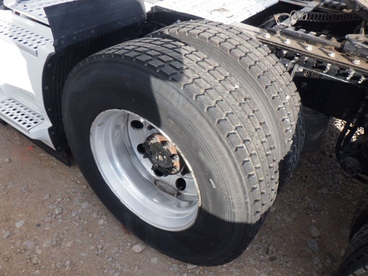 2022-volvo-vnl-860-image-17