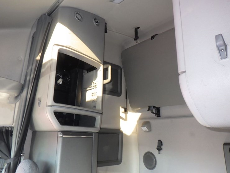 2020-volvo-vnl-760-image-17