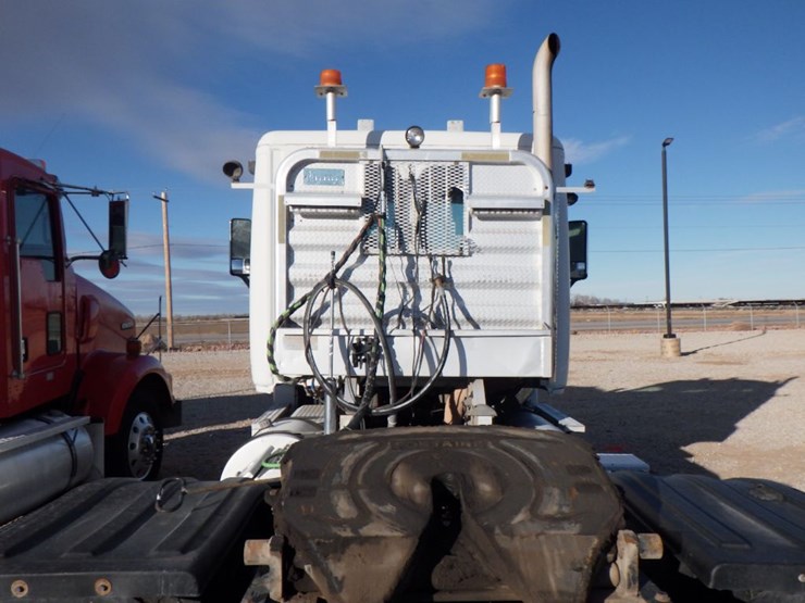 2009-freightliner-cascadia-125-image-12
