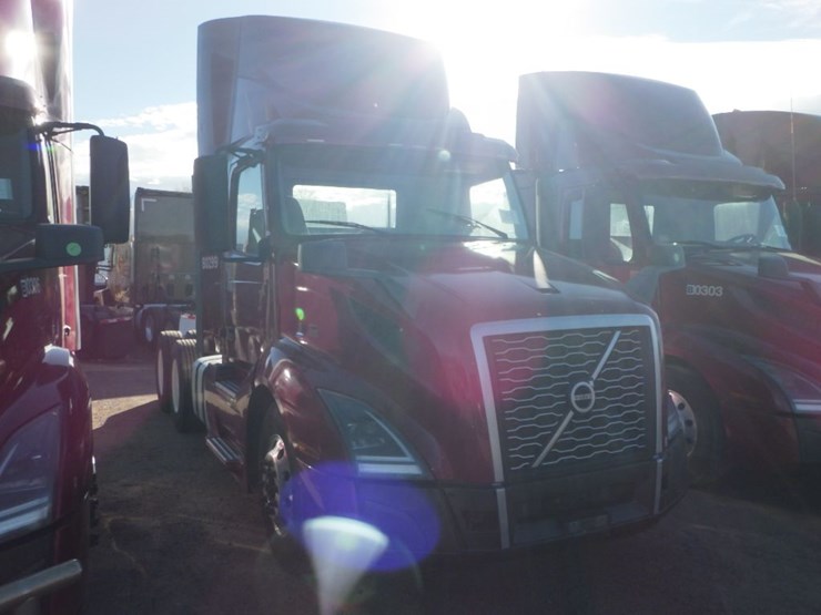 2021-volvo-vnl-300-image-3