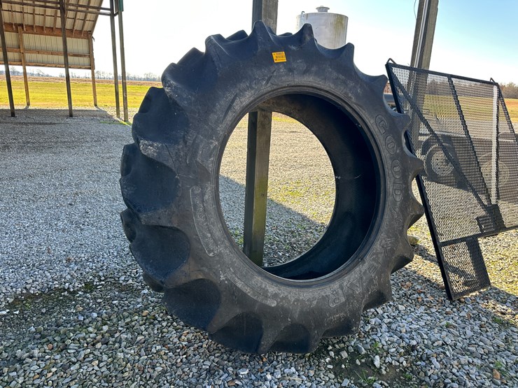 #35803-•-520/85r42-tractor-tire-image-2