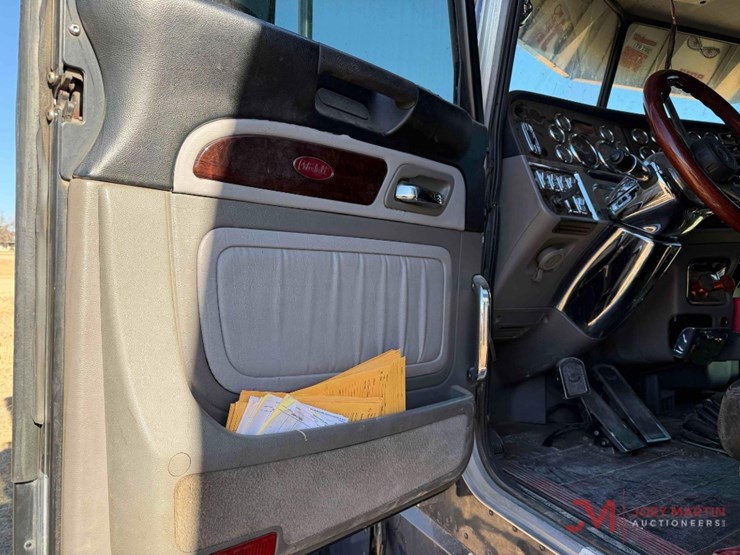 2021-peterbilt-389-image-33