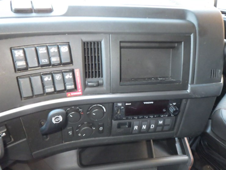 2022-volvo-vnl-760-image-22