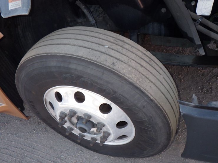 2022-volvo-vnl-760-image-29