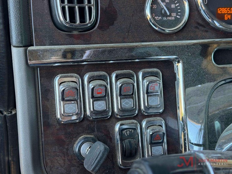 2021-peterbilt-389-image-36