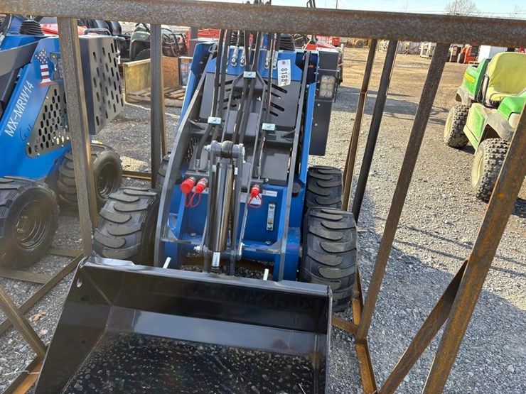 agt-compact-track-loader-image-3