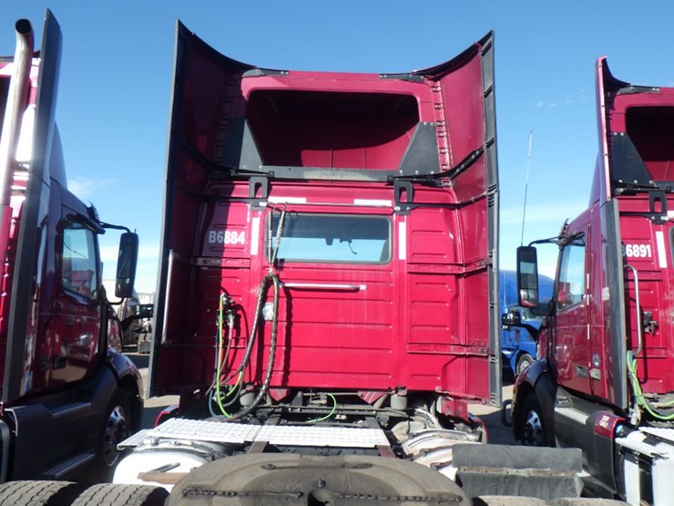 2022-volvo-vnl-300-image-10