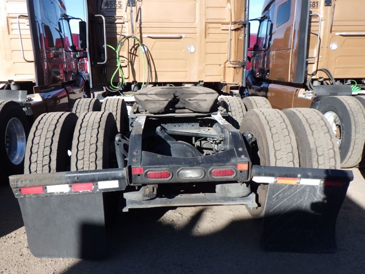 2022-volvo-vnl-760-image-11