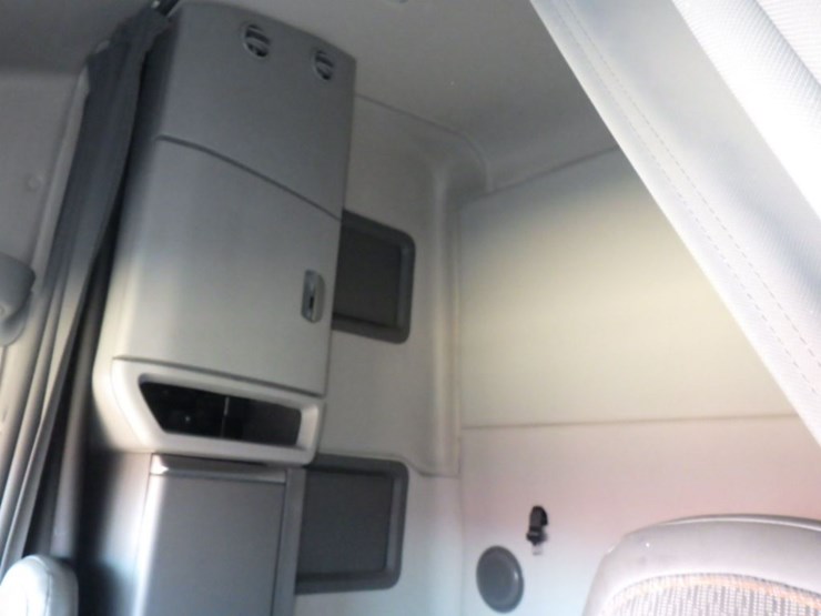 2022-volvo-vnl-760-image-17