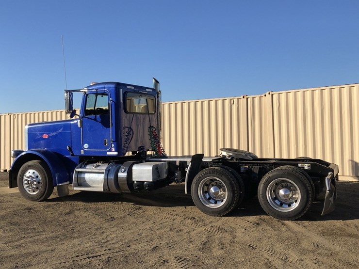 2015-peterbilt-389-image-4