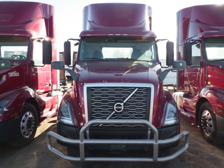 2021-volvo-vnl-300-image-2