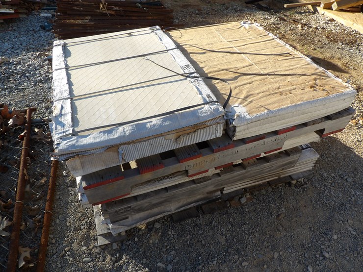 #4881-•-**lot-of-(3)-pallet-of-24"-x-36"-porcelain-tiles-image-3