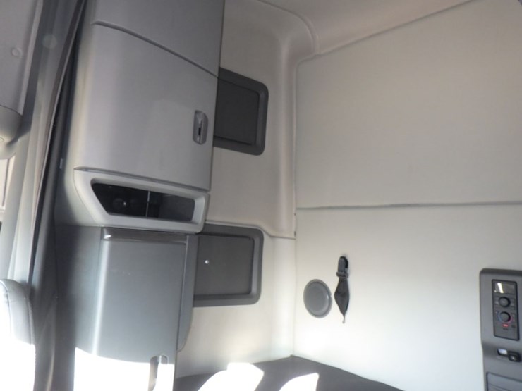 2023-volvo-vnl-760-image-21