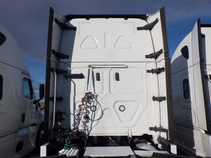 2022-freightliner-cascadia-126-image-13