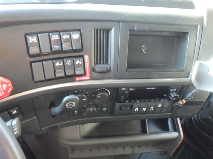 2023-volvo-vnl-760-image-17