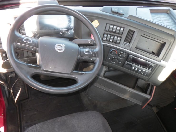 2022-volvo-vnl-300-image-16