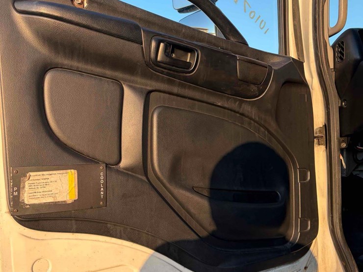 2011-hino-268-image-10