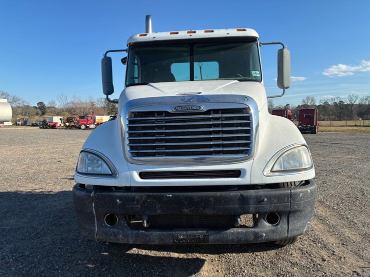 2007-freightliner-columbia-120-image-2