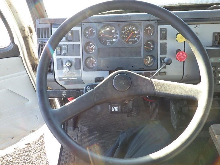 1997-freightliner-fl70-image-27