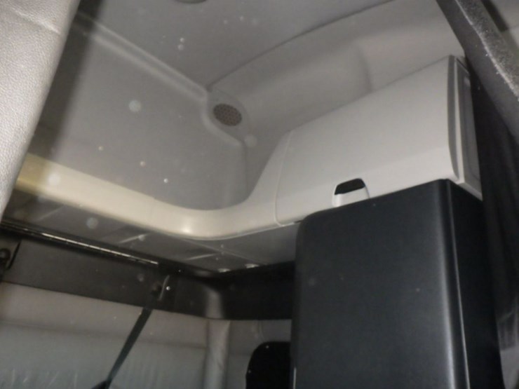 2022-freightliner-cascadia-126-image-5