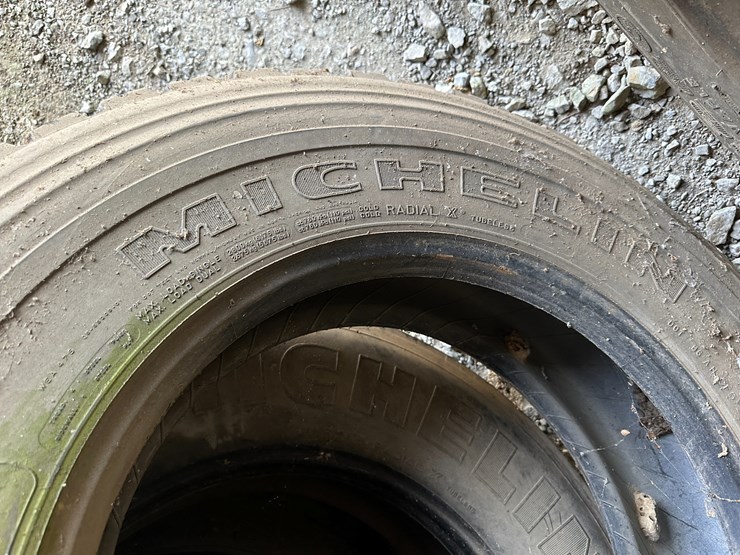 #35097-•-lot-of-miscellaneous-tires-image-9