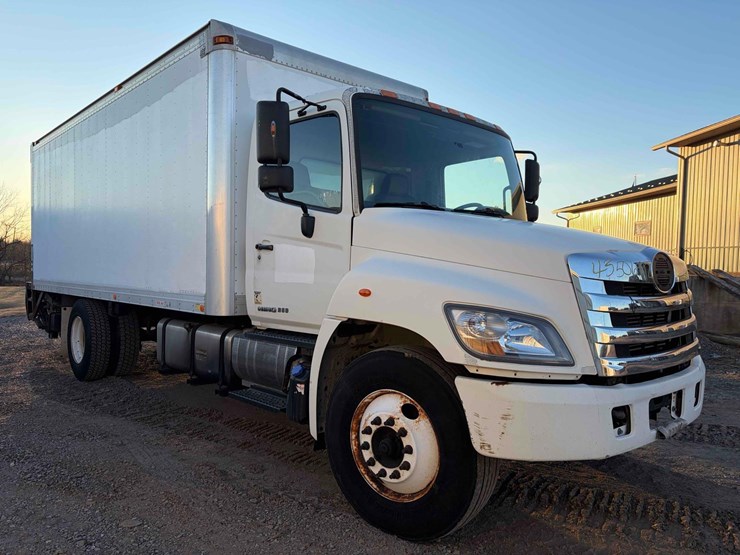 2011-hino-268-image-3