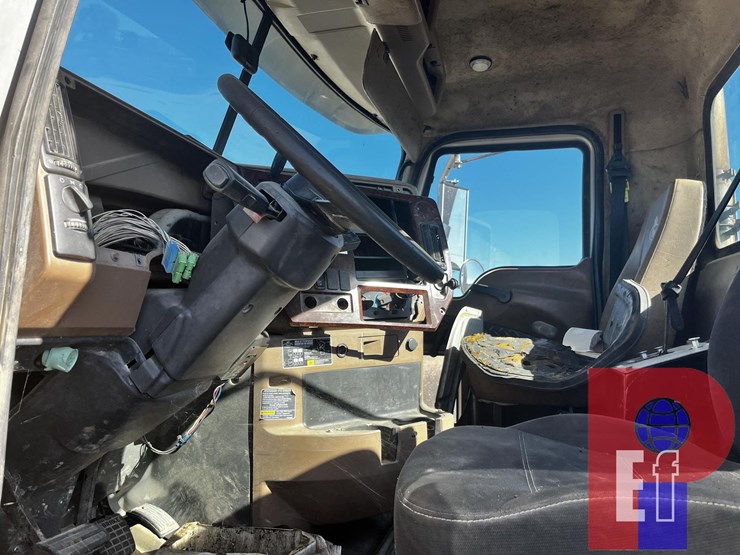 2012-mack-granite-gu713-image-10