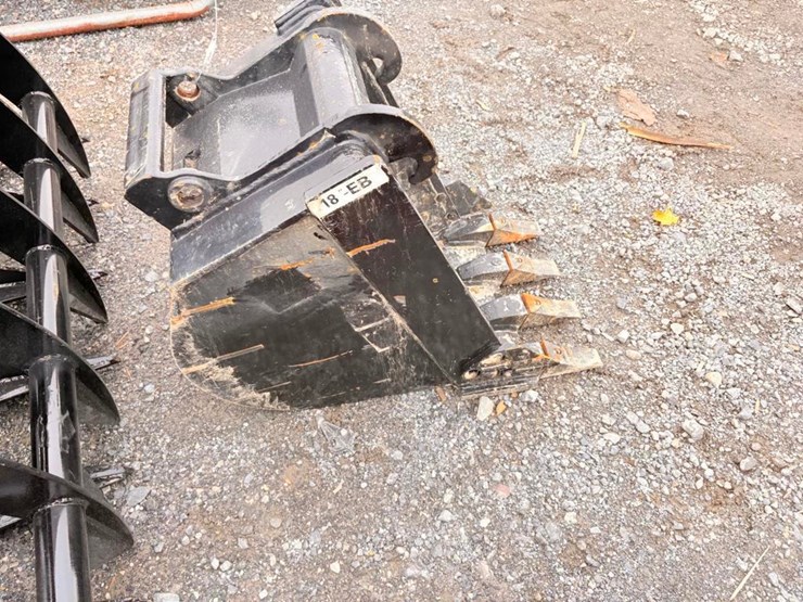 x-change-bucket-for-a-bobcat-excavator-image-1
