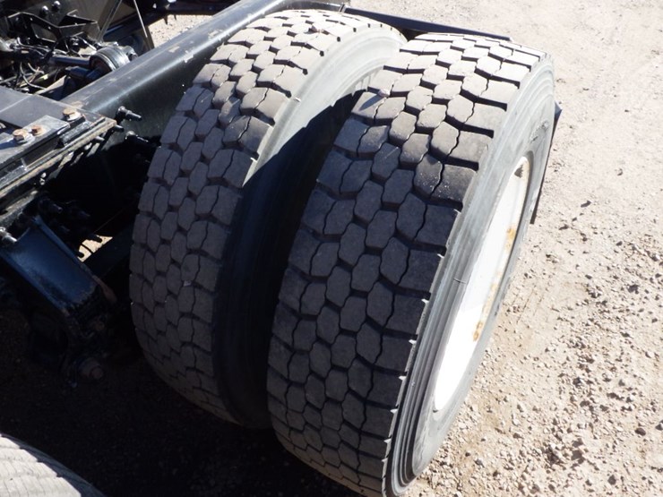 2021-volvo-vnl-300-image-17