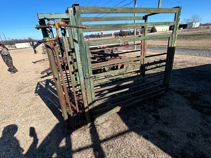 #37640-•-cattle-chute-w/head-catcher-image-2