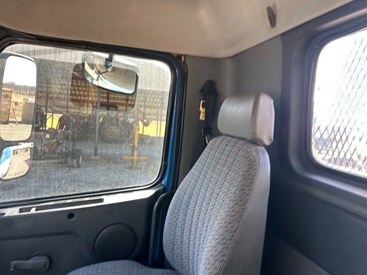 1998-volvo-vn-image-62