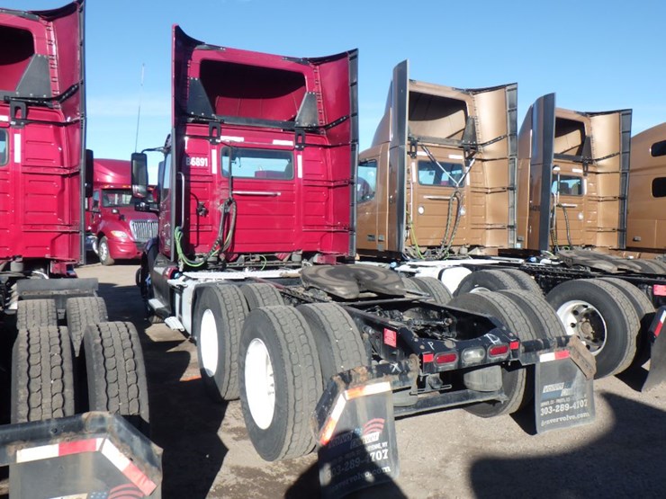 2022-volvo-vnl-300-image-10